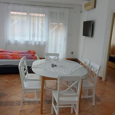 David Apartman Gyula Δωμάτιο φωτογραφία